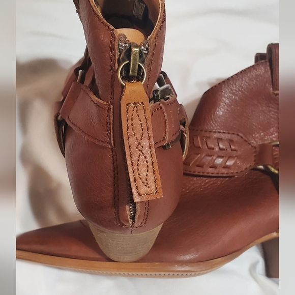 Dingo Brown Ankle Booties with Buckle Detail. Never Worn SZ 9M - Picture 5 of 5